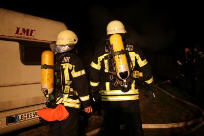 Waiblingen-Bittenfeld: Gartenhuette brennt vollstaendig aus - Einsatz fuer mehrere Abteilungen der Feuerwehr 